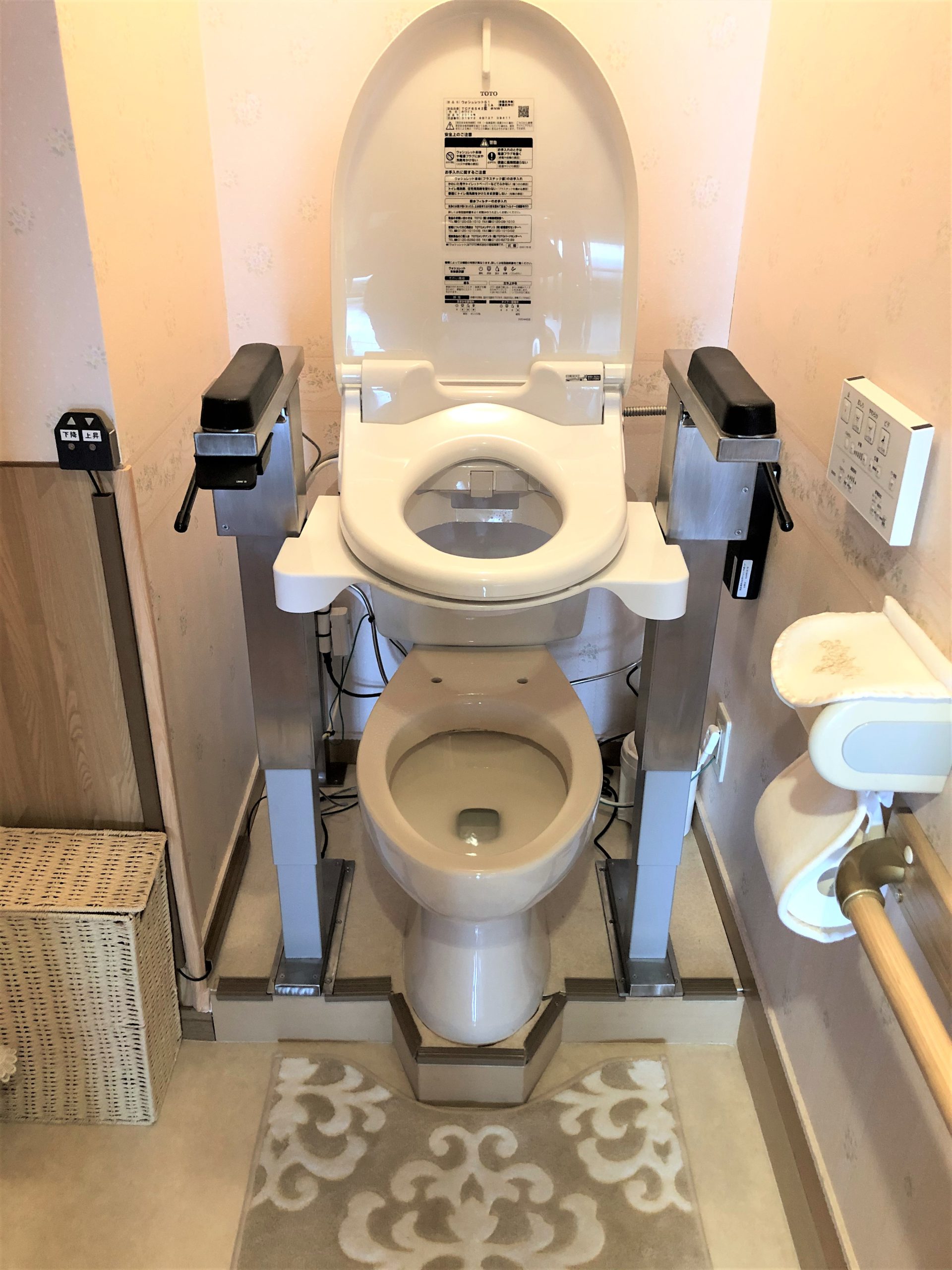 便座昇降機「トイレスタンダップ」の設置例