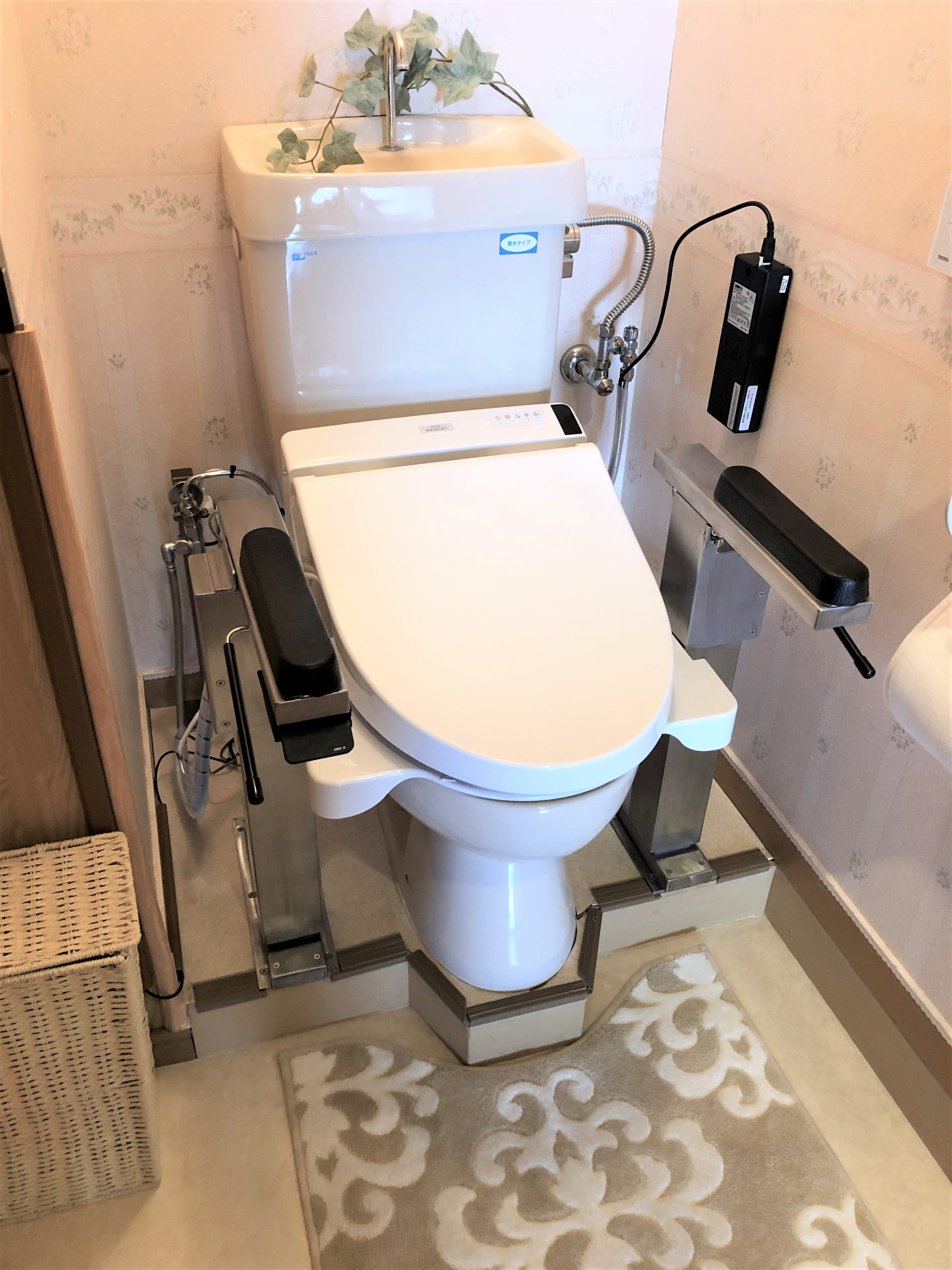 便座昇降機「トイレスタンダップ」の設置例